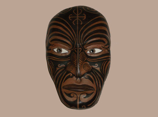 Maschera indossabile maori di cartapesta
